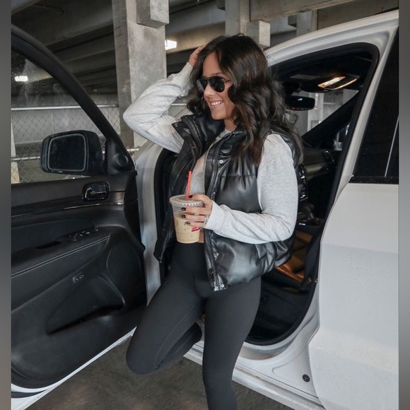 NWT Vici Crop Faux Leather Puffer Vest in Black Size Large - Picture 4 of 11